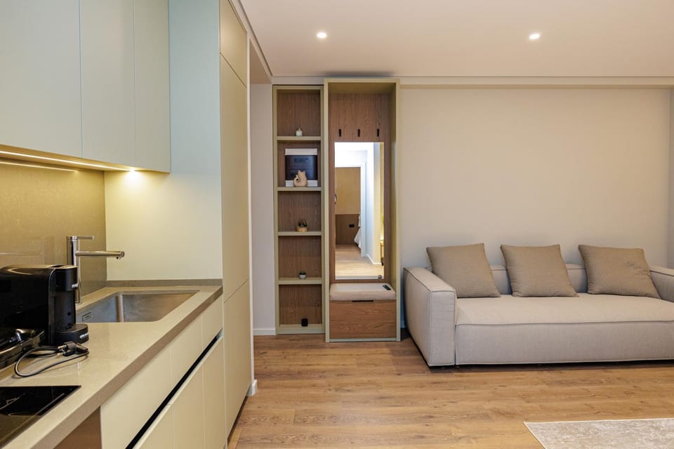 Coffee/tea facilities, Kitchen or kitchenette, Living room, Seating area, oven