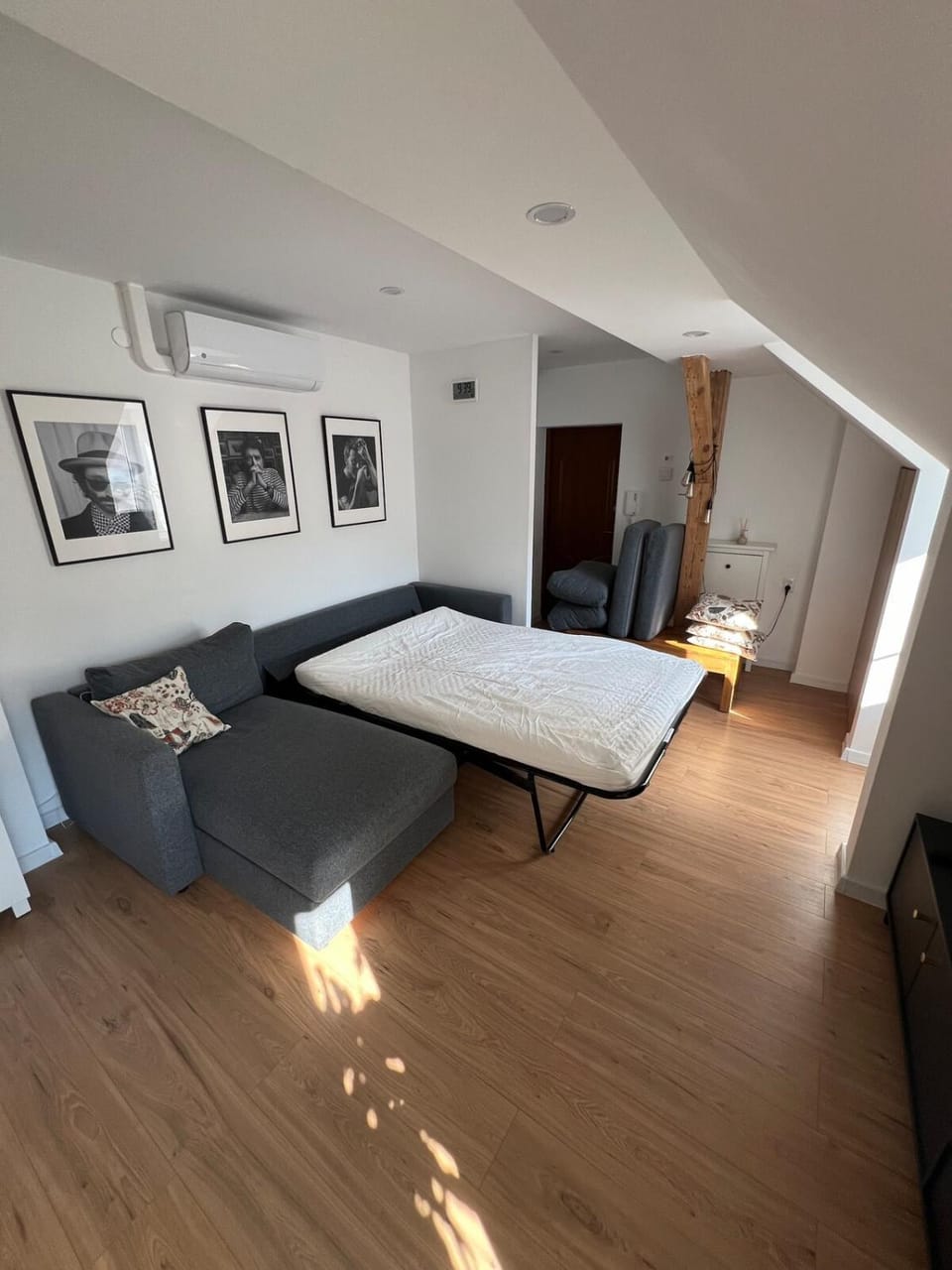 Bed, Living room, Photo of the whole room, Seating area