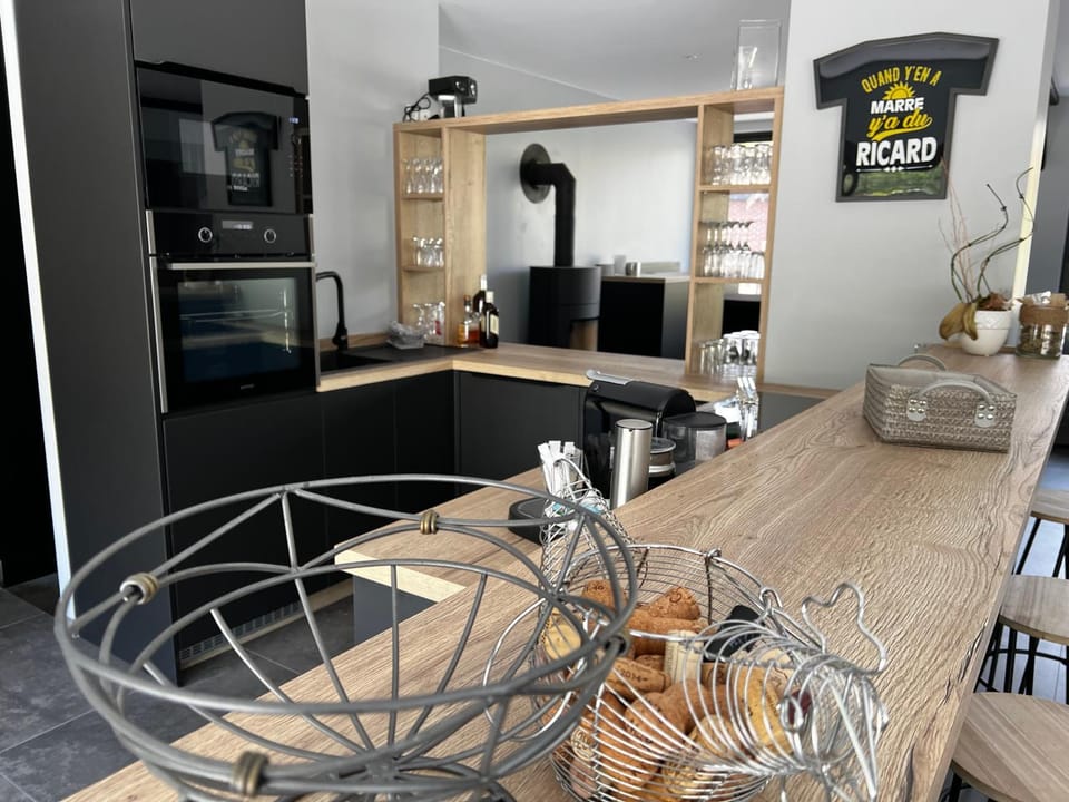 Kitchen or kitchenette, minibar, oven