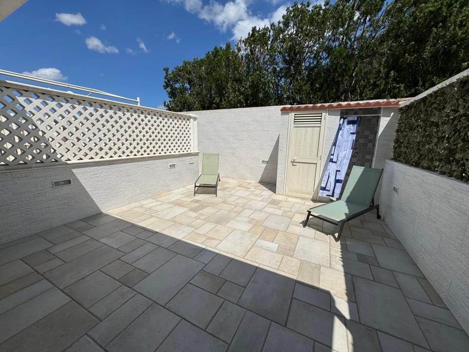 Patio, Day, sunbed
