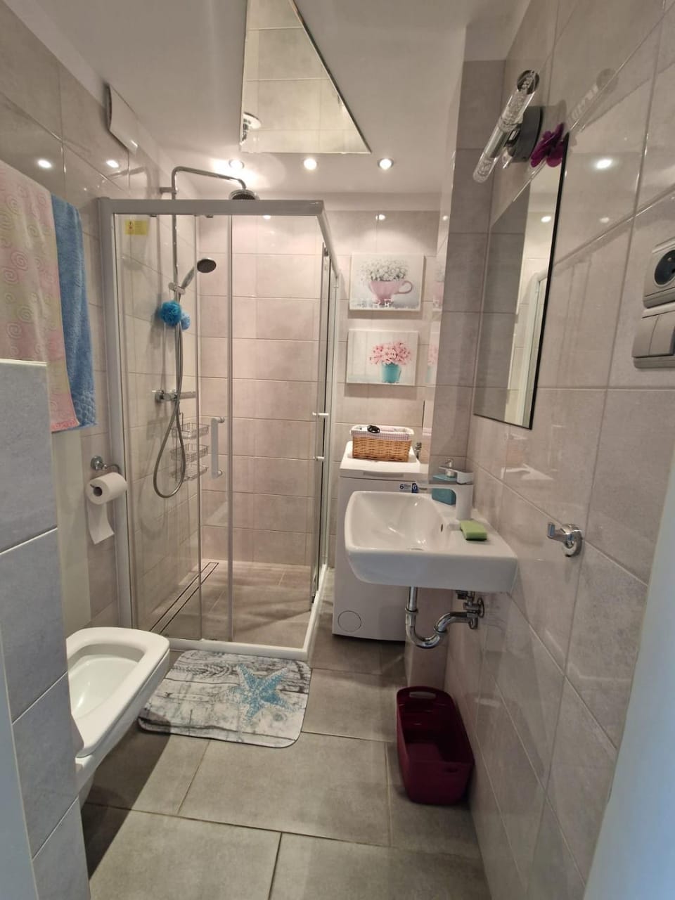 Shower, Toilet, Bathroom, towels
