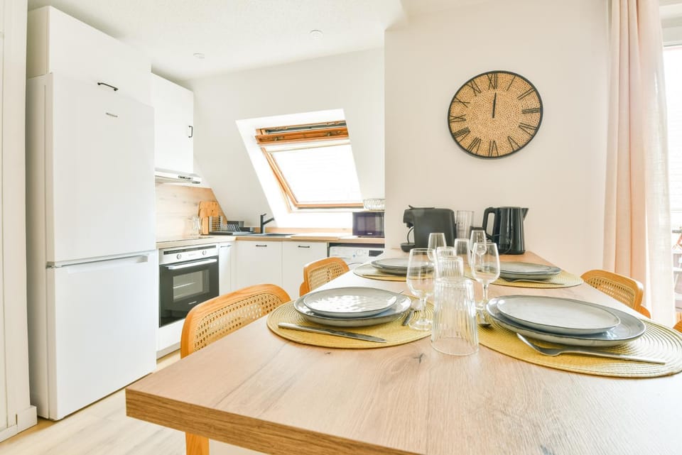 Kitchen or kitchenette, Dining area