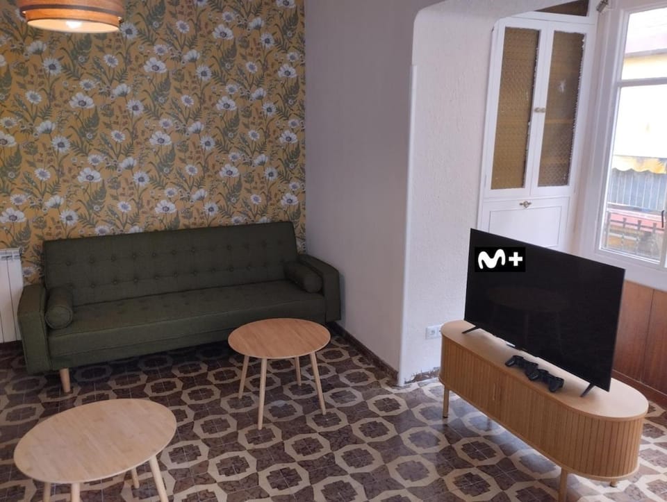TV and multimedia, Living room, Seating area, Evening entertainment
