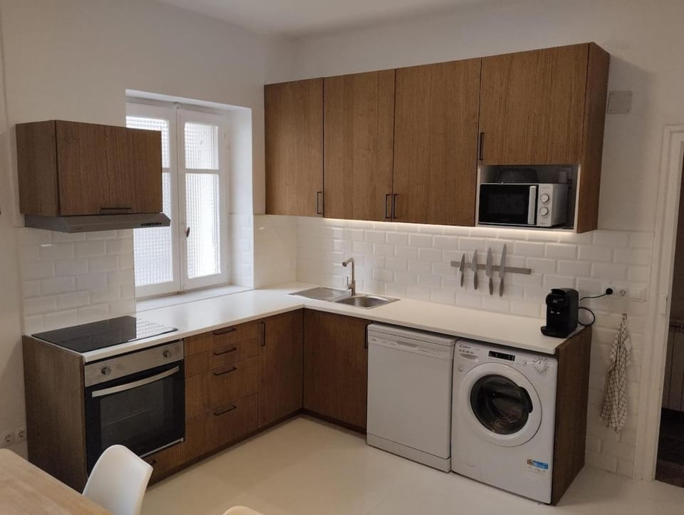 Coffee/tea facilities, Kitchen or kitchenette, dishwasher, oven, stove, washing machine