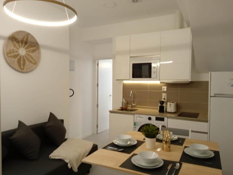 Kitchen or kitchenette, Dining area