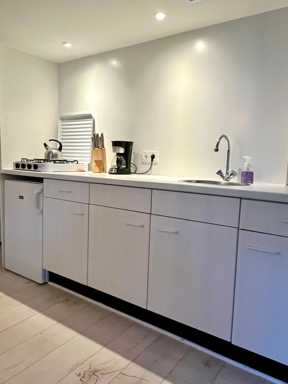 Coffee/tea facilities, Kitchen or kitchenette, stove