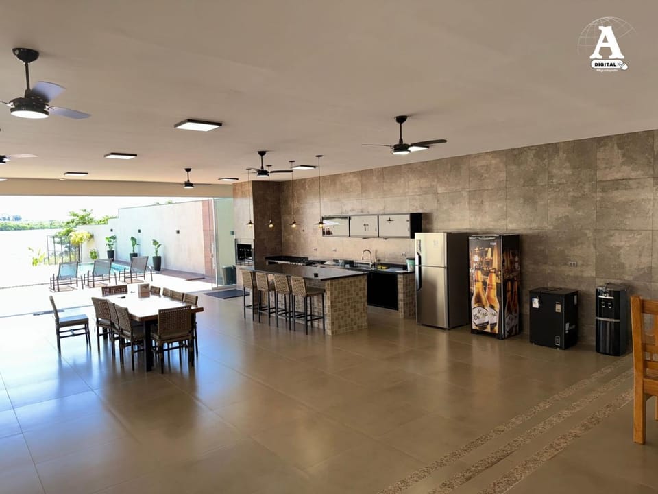 Coffee/tea facilities, Kitchen or kitchenette, Dining area, minibar, oven, stove