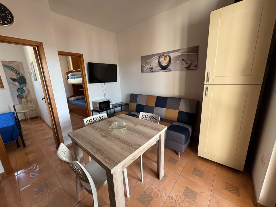 Communal lounge/ TV room, TV and multimedia, Living room, Seating area, Dining area, Evening entertainment