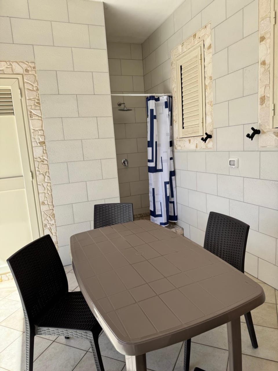 Shower, Patio, Living room, Seating area, Dining area