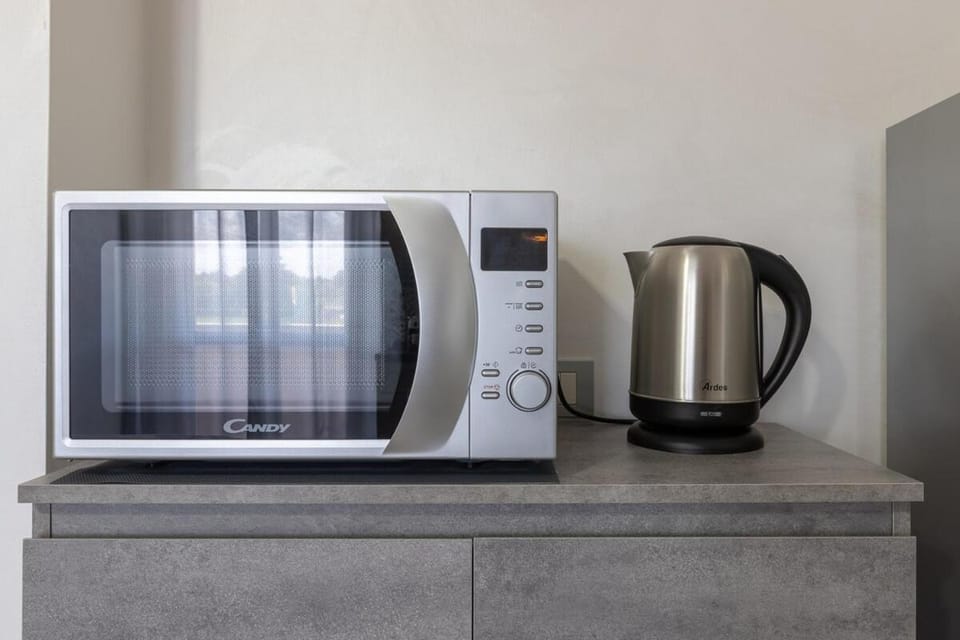 Coffee/tea facilities, microwave