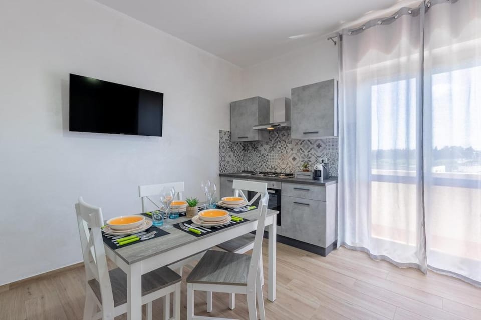 TV and multimedia, Kitchen or kitchenette, Dining area, oven, stove