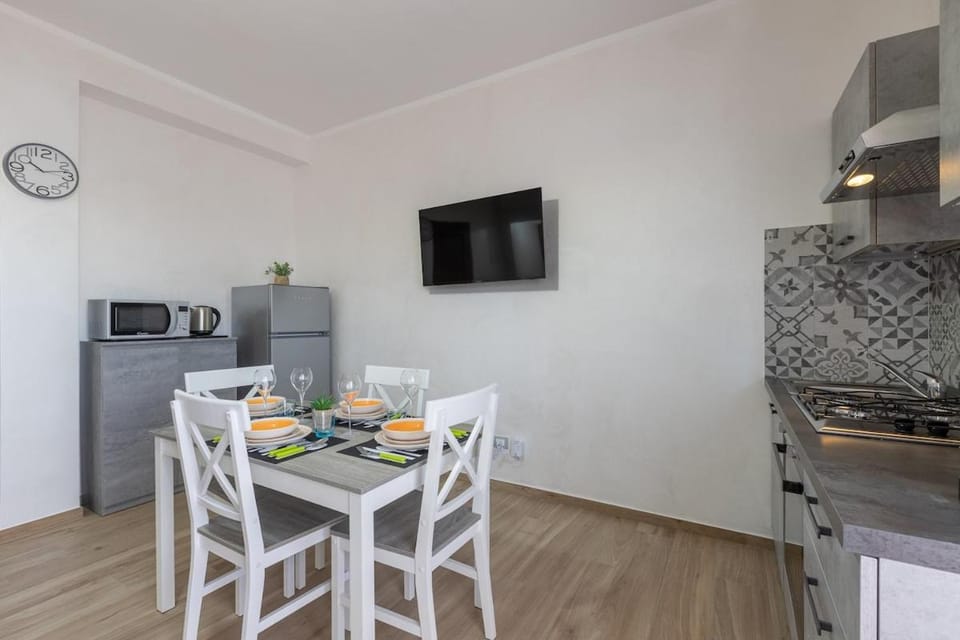 TV and multimedia, Kitchen or kitchenette, Dining area, Food, oven, stove