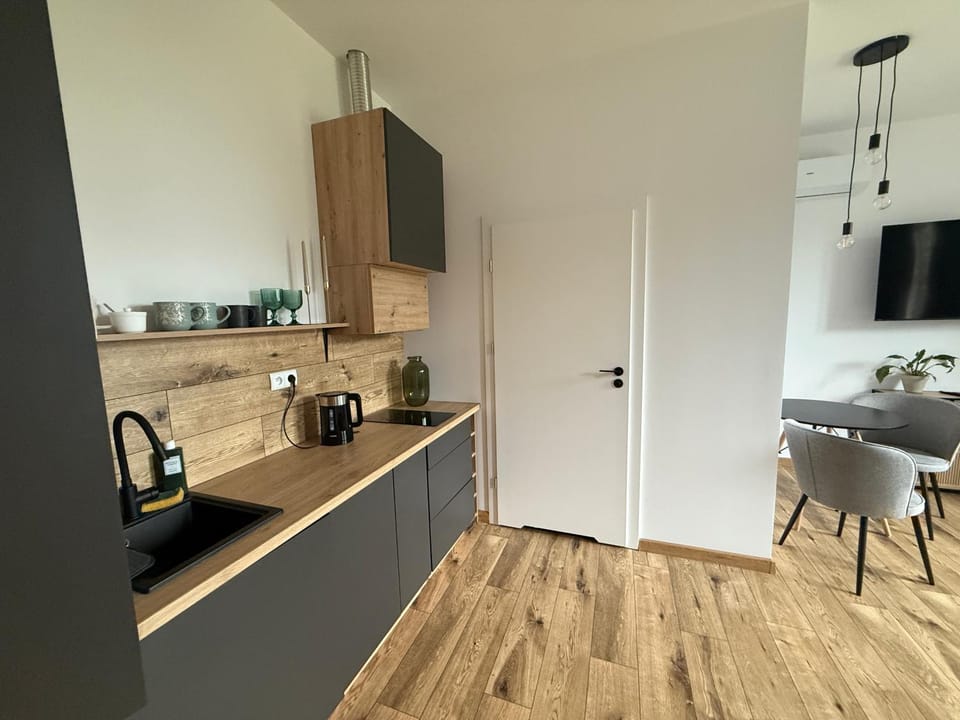 Coffee/tea facilities, Kitchen or kitchenette, stove