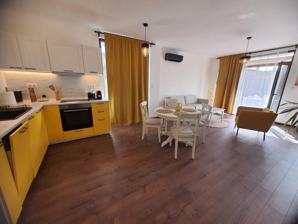 Kitchen or kitchenette, Living room, Seating area, Dining area, oven, toaster