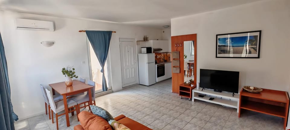 Communal lounge/ TV room, TV and multimedia, Kitchen or kitchenette, Living room, Seating area, Dining area, oven, air conditioner