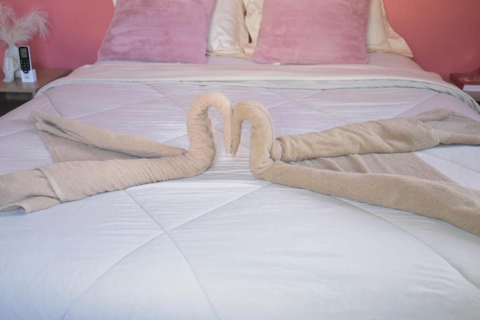 Bed, Bedroom, towels