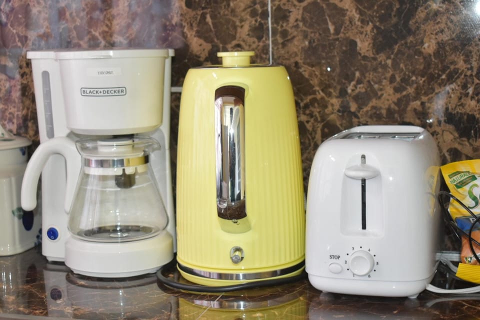 Coffee/tea facilities, Kitchen or kitchenette, Food and drinks, Food, toaster