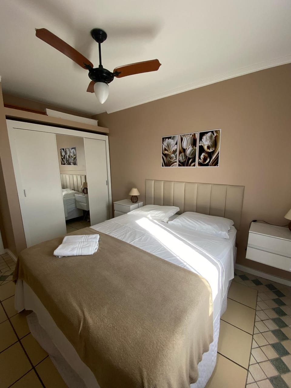 Photo of the whole room, Bedroom, wardrobe