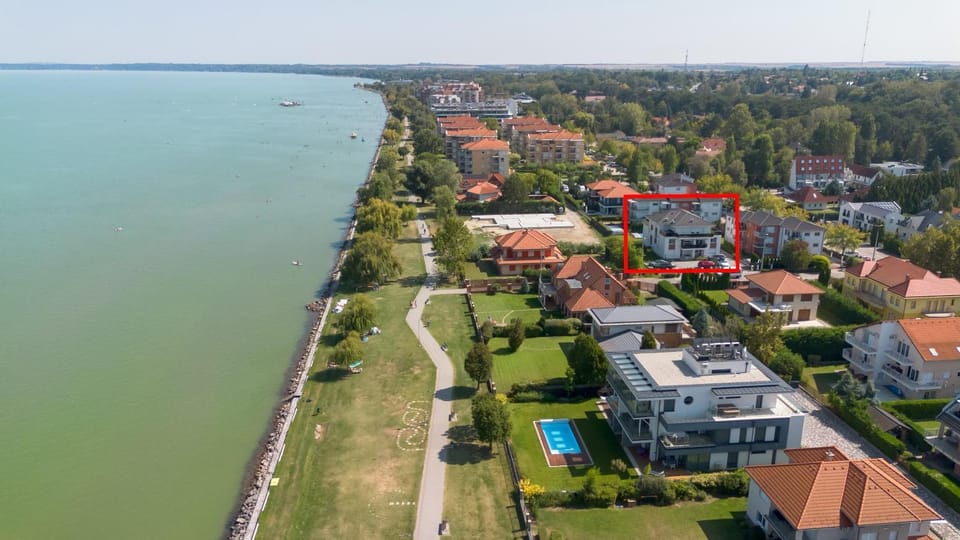 Neighbourhood, Bird's eye view, Beach, Sports, Location