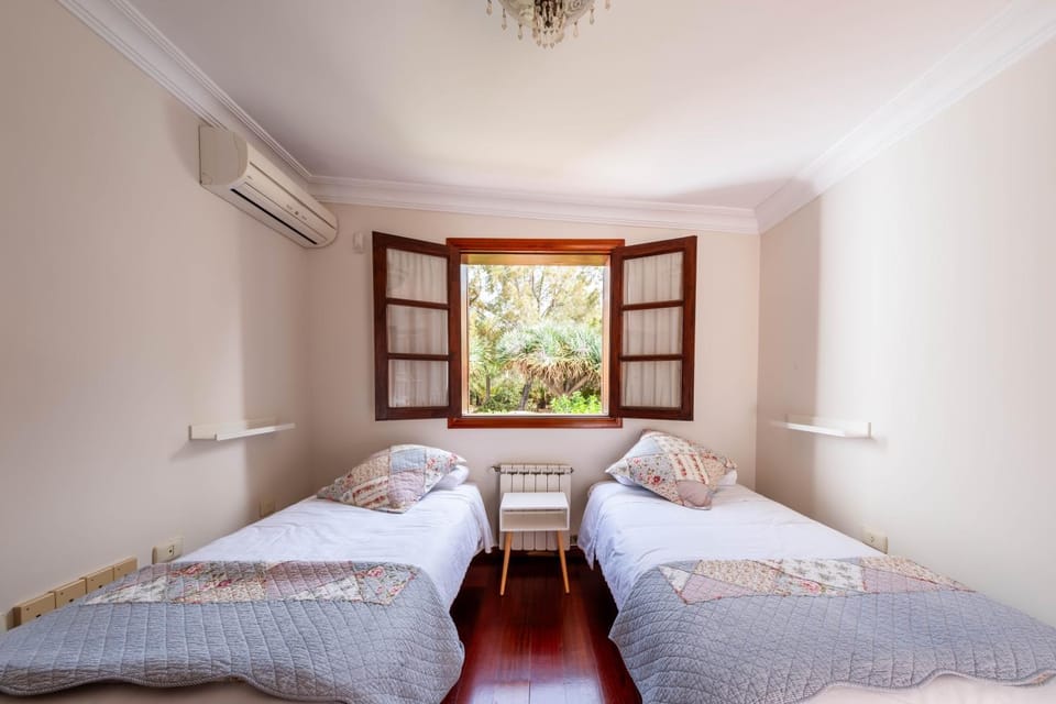 Bed, Photo of the whole room, Bedroom, internet, air conditioner