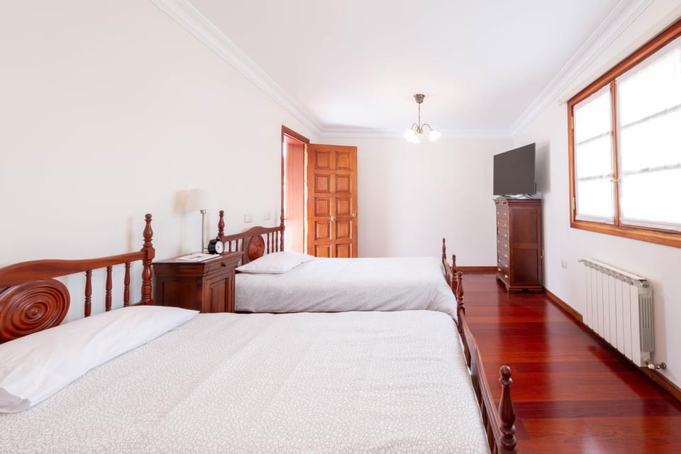 Communal lounge/ TV room, Bed, TV and multimedia, Photo of the whole room, Bedroom, internet, air conditioner