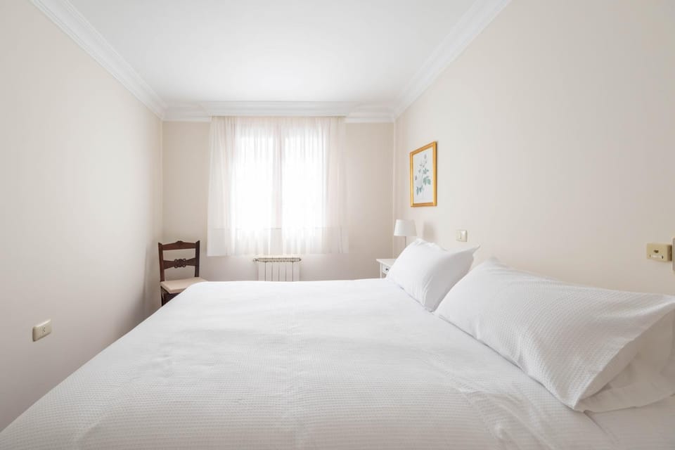 Bed, Photo of the whole room, Bedroom, air conditioner