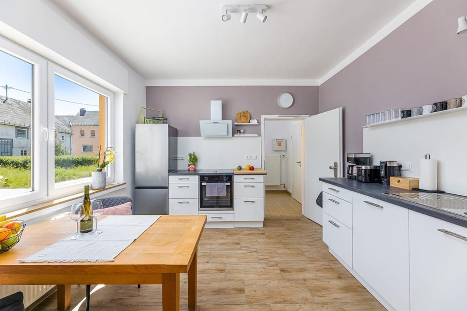 Coffee/tea facilities, Kitchen or kitchenette, dishwasher, oven, stove, toaster