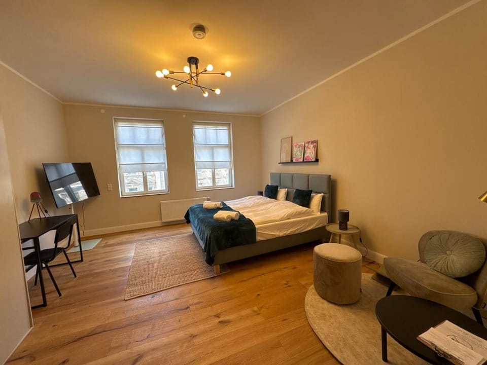 Bed, TV and multimedia, Photo of the whole room, Seating area, Bedroom
