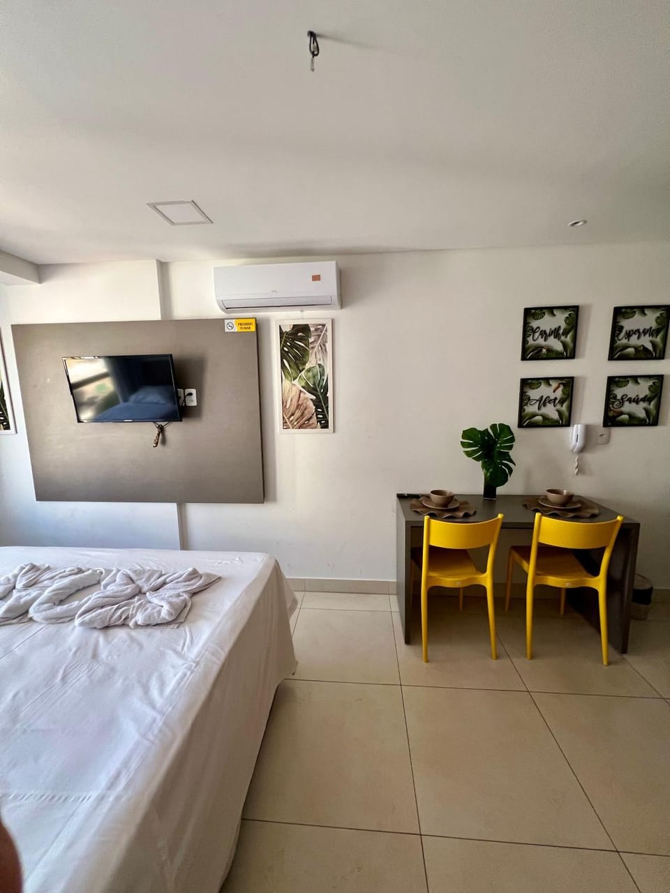 Bed, TV and multimedia, Photo of the whole room, Dining area, Bedroom, air conditioner