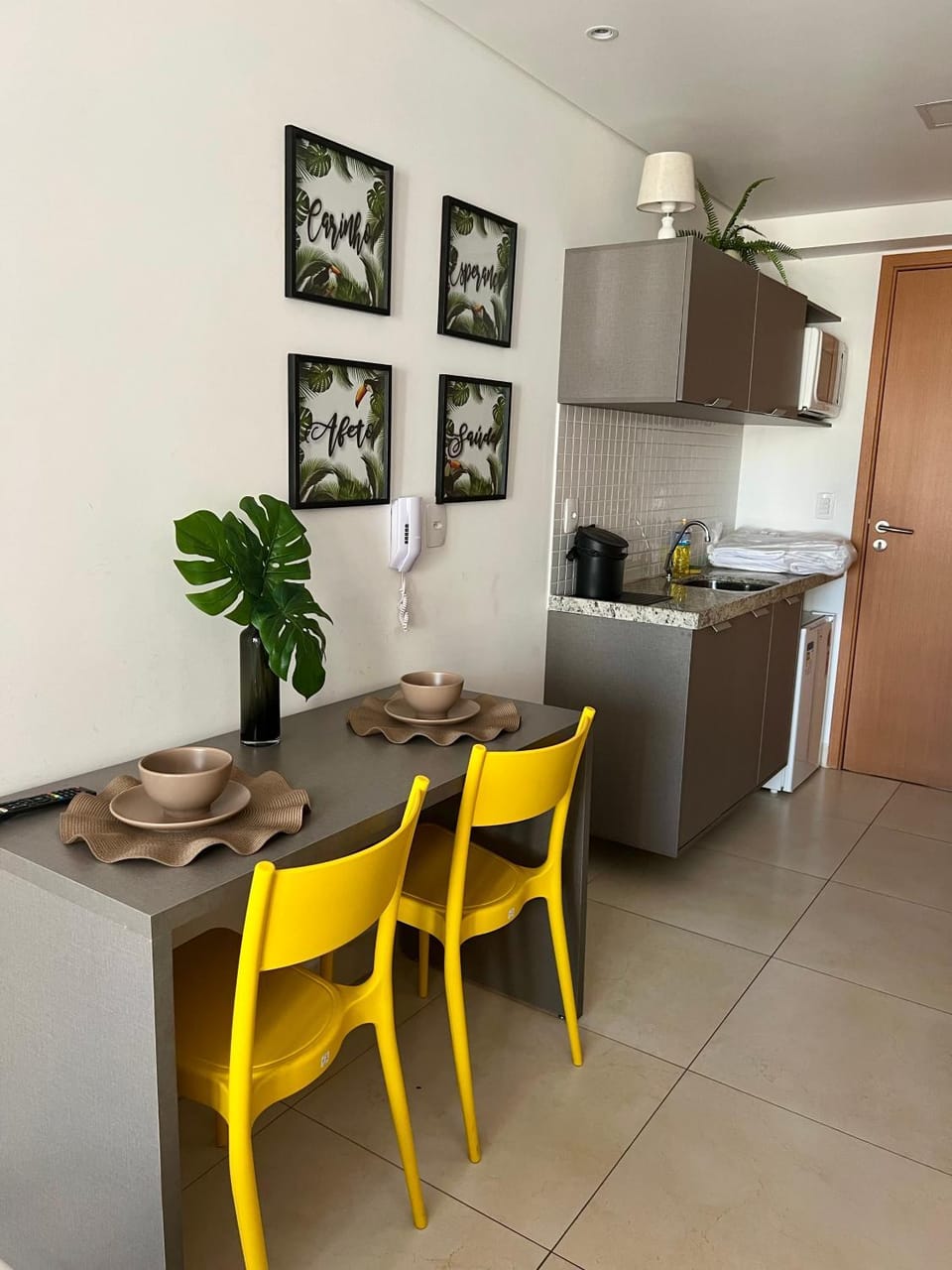 Kitchen or kitchenette, Dining area, minibar