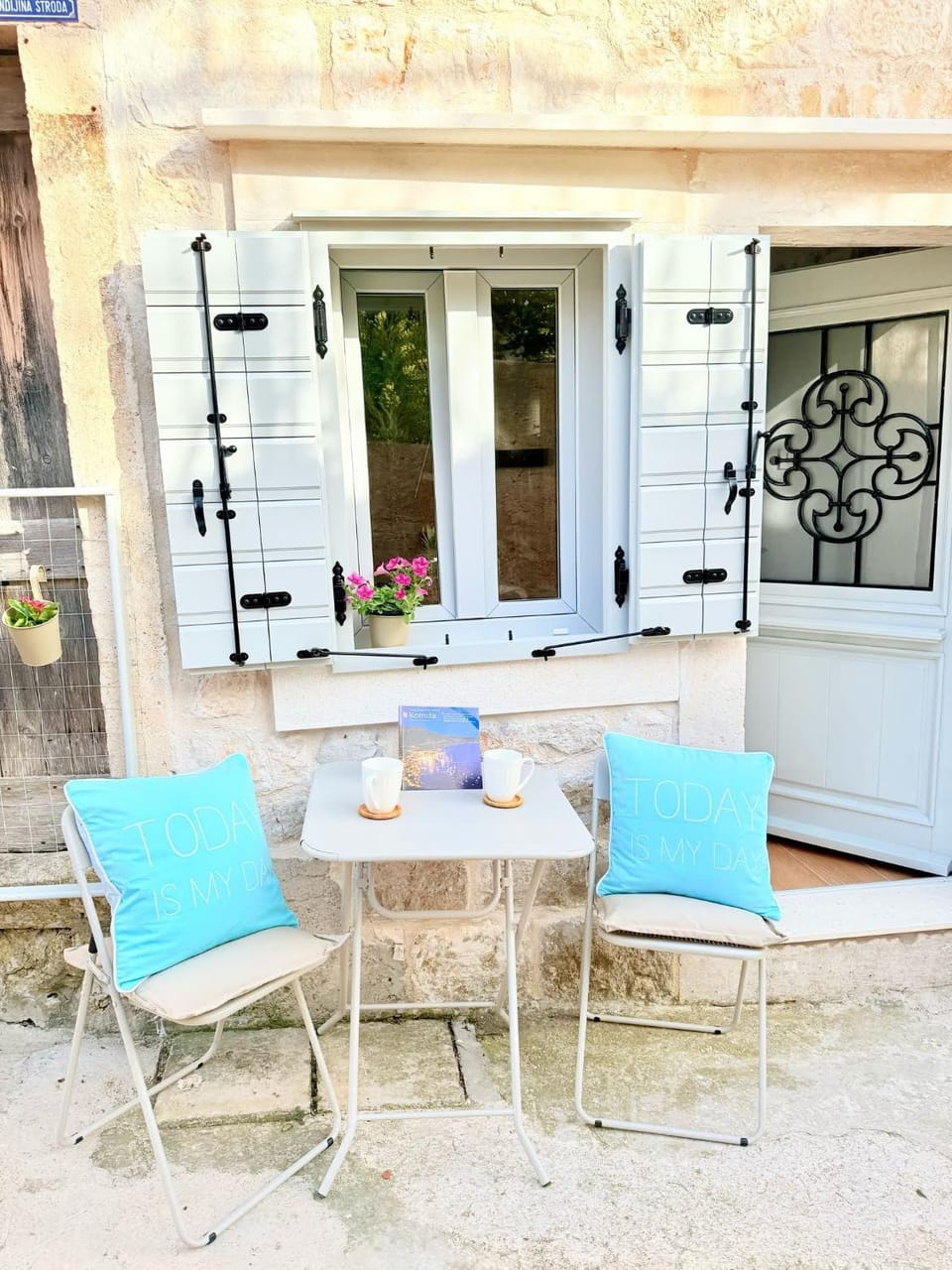 Property building, Day, Seating area