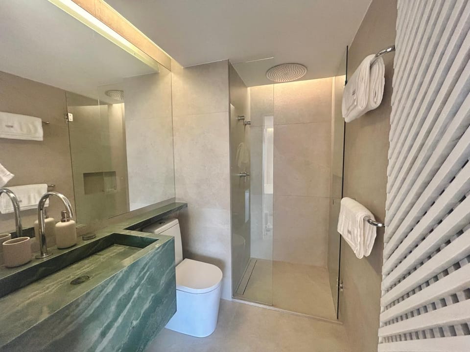 Shower, Toilet, Bathroom, towels