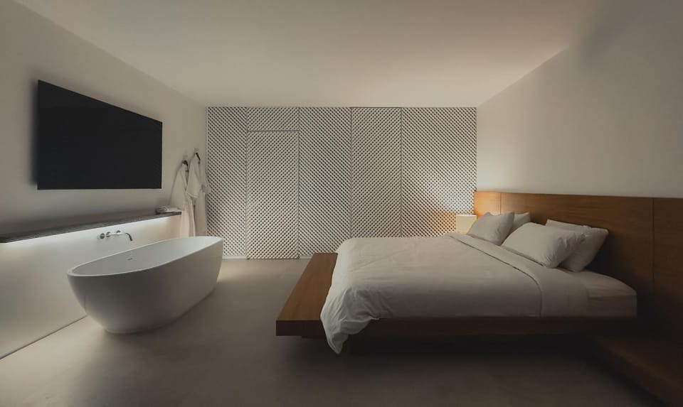 Bed, TV and multimedia, Photo of the whole room, Bedroom