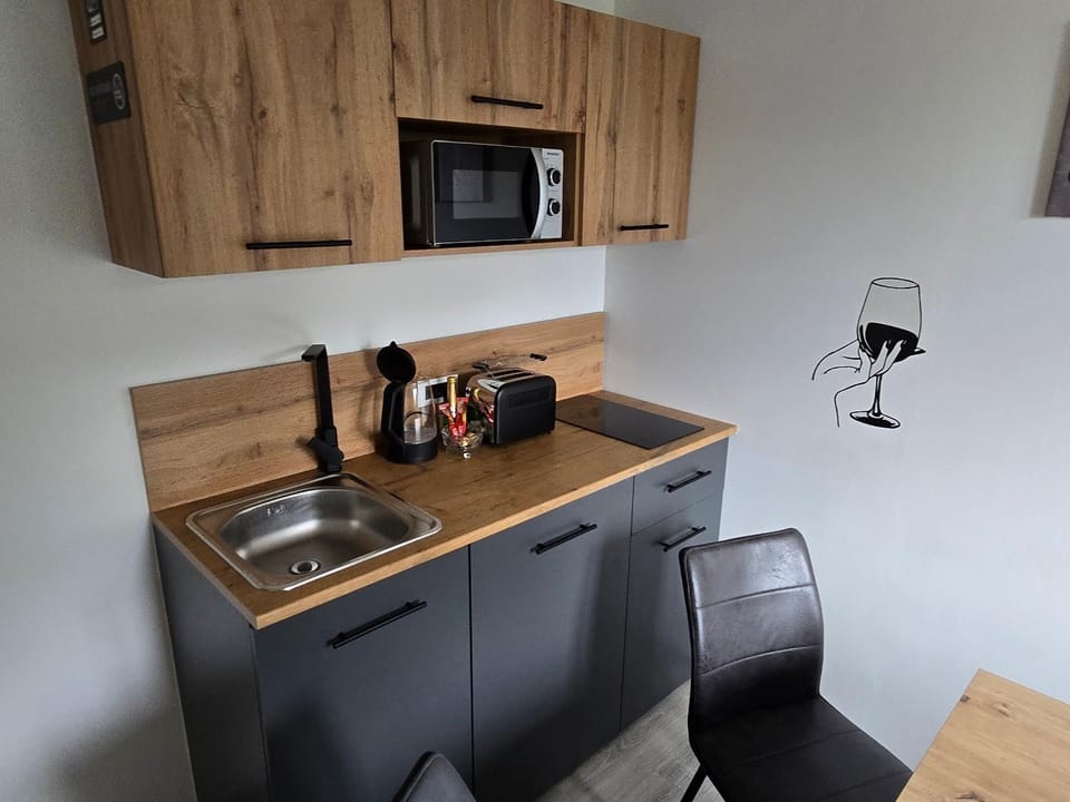 Coffee/tea facilities, Kitchen or kitchenette, stove, toaster