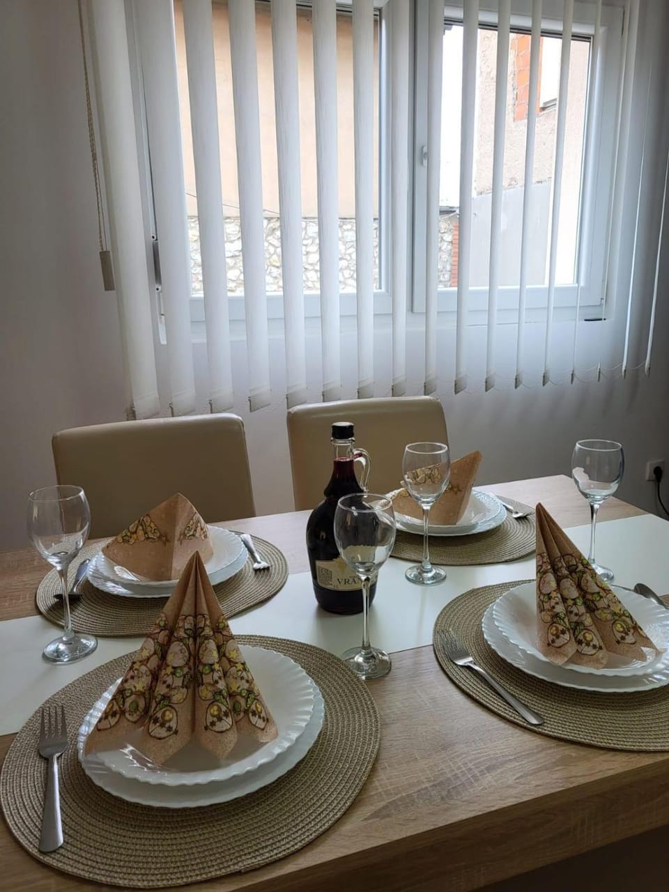 Food and drinks, Dining area, Food, Lunch, Dinner, Drinks, Alcoholic drinks