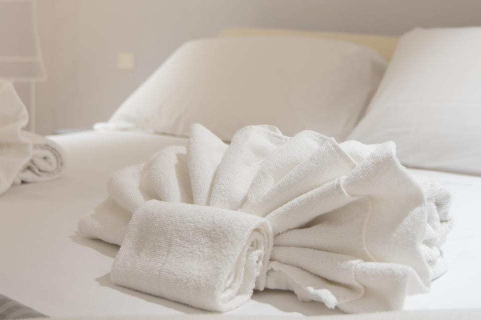 Bed, towels