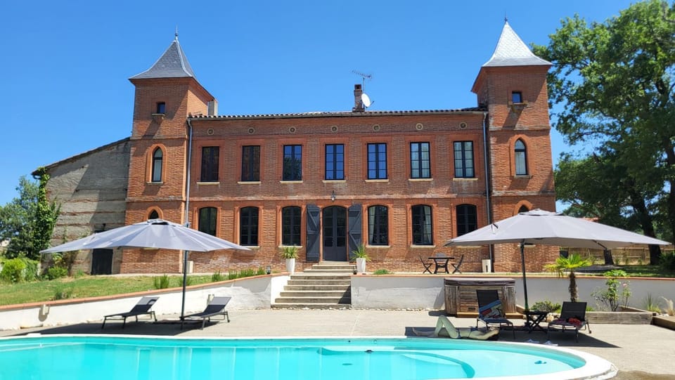Property building, Swimming pool, sunbed