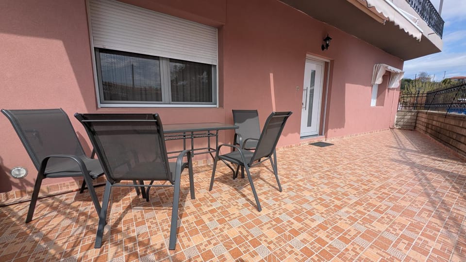 Facade/entrance, Balcony/Terrace