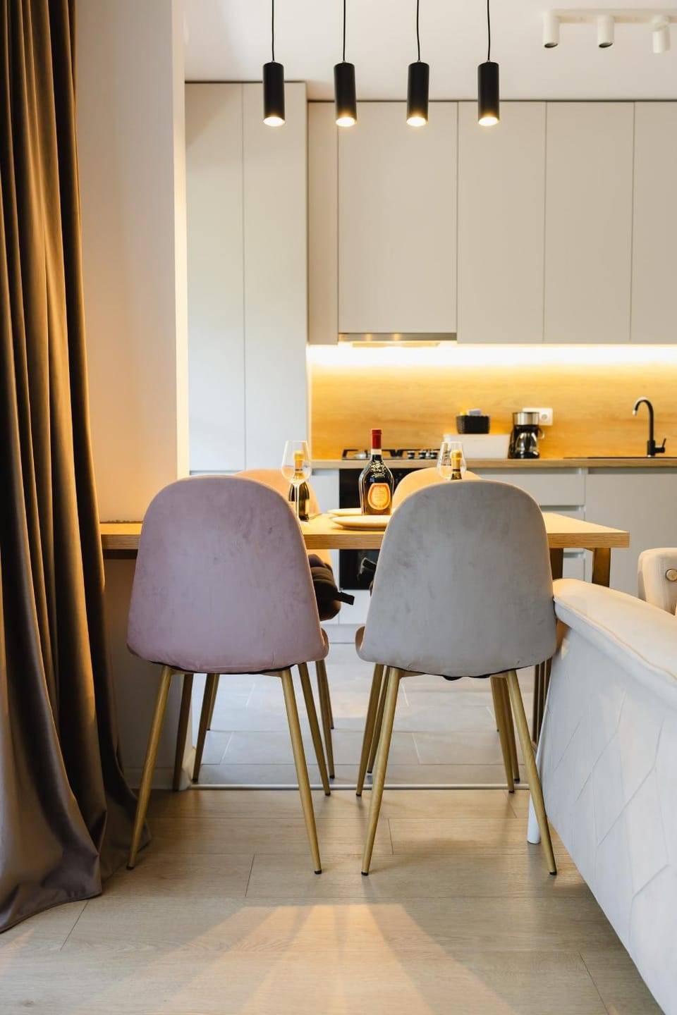 Kitchen or kitchenette, Living room, Seating area, Dining area