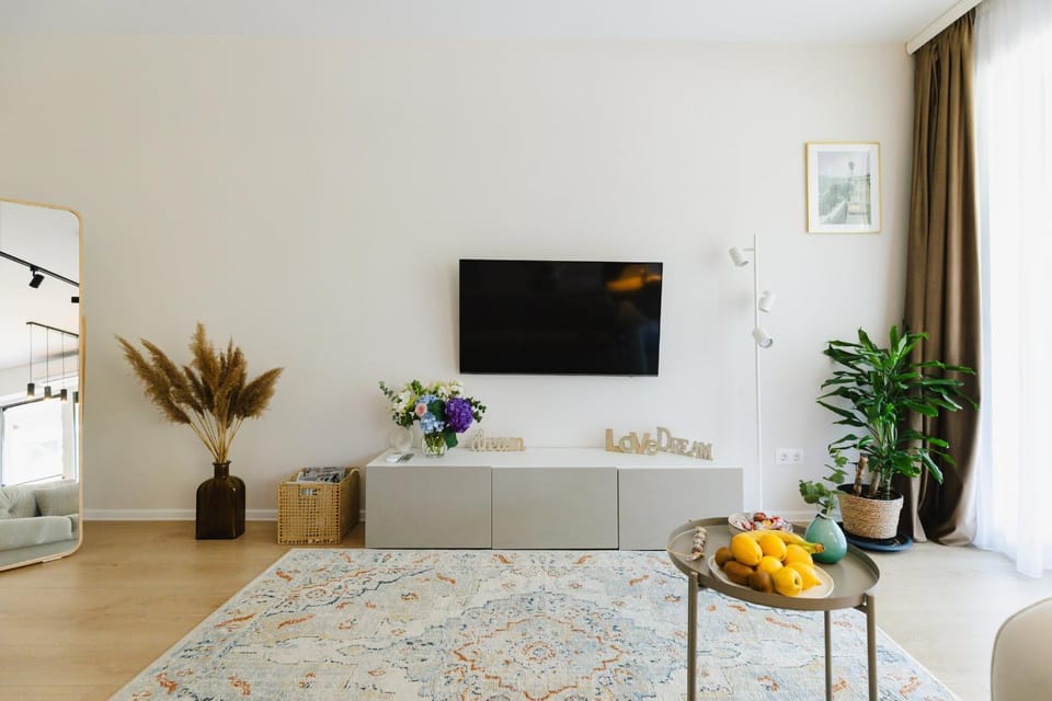 TV and multimedia, Living room, Food and drinks, Seating area, Food