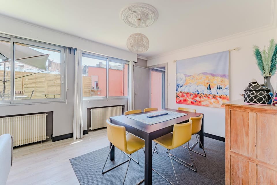 Seating area, Dining area