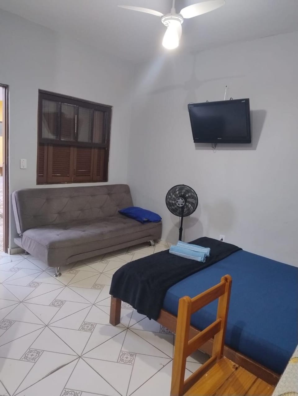 Bed, TV and multimedia, Bedroom