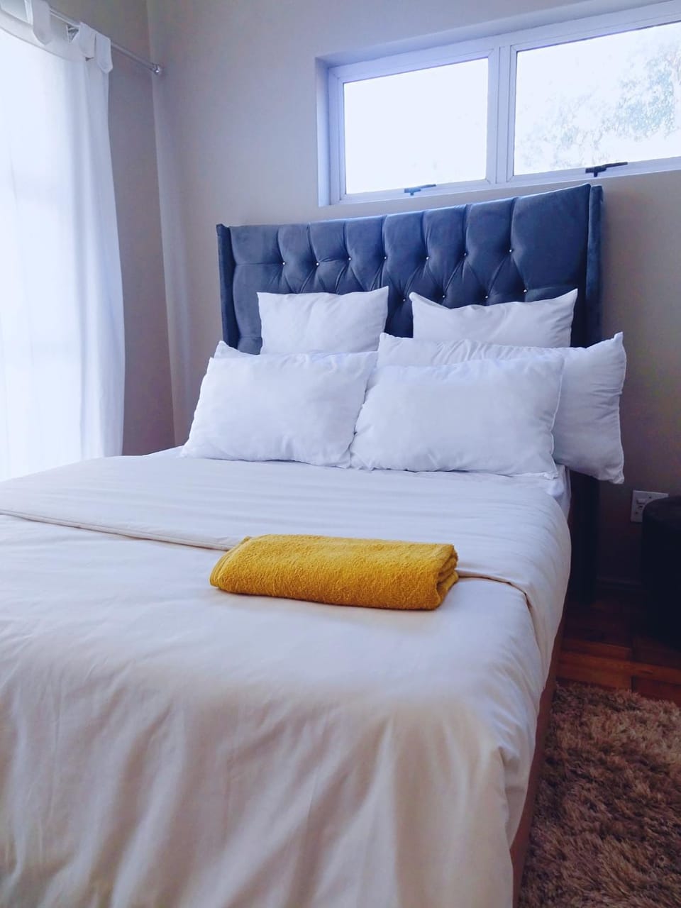 Bed, Balcony/Terrace, Photo of the whole room, Bedroom, Mountain view, Street view, Family, Quiet street view