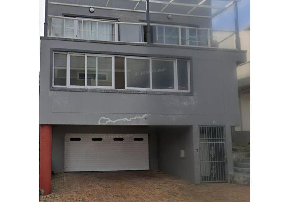 Property building, Balcony/Terrace, Family, Parking