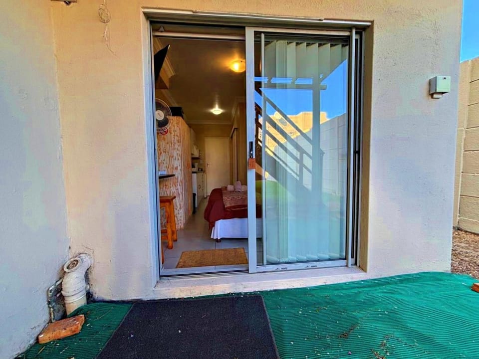 Shower, Bed, TV and multimedia, Kitchen or kitchenette, Photo of the whole room, Bedroom, washing machine