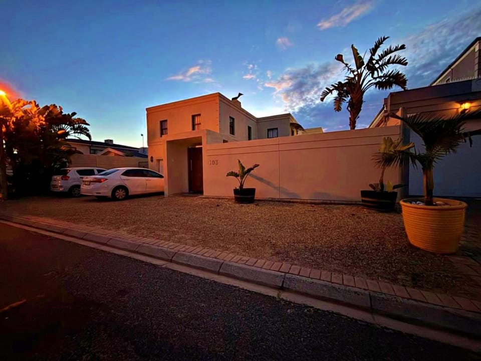 Property building, Facade/entrance, Street view, Street view, Parking