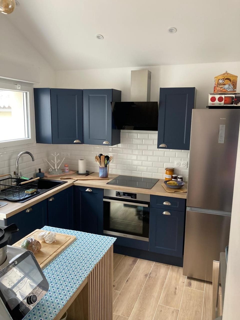 Kitchen or kitchenette, dishwasher, oven, stove