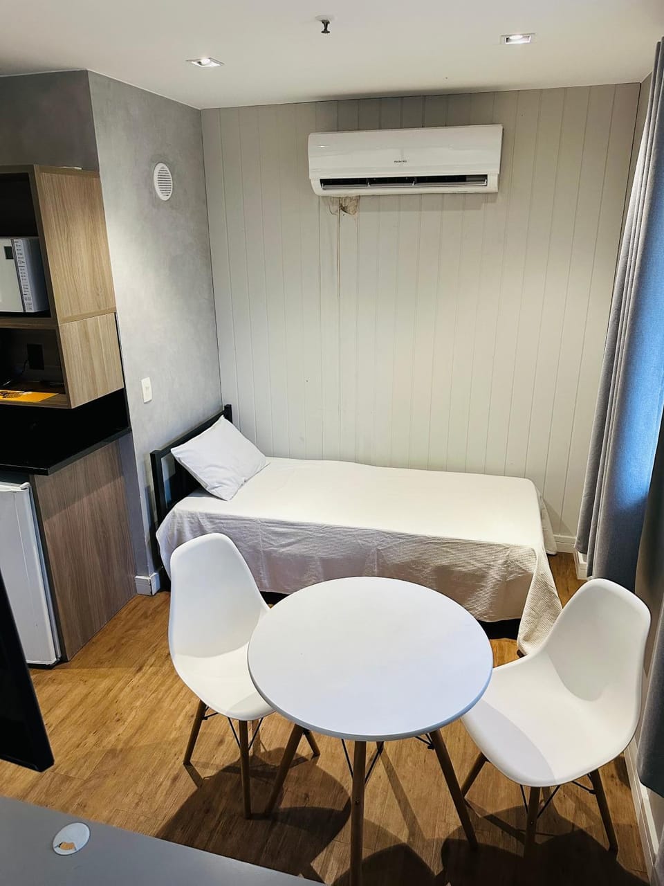 Magnifico Flat na Barra da Tijuca 704, com Linda Piscina, Academia, Balsa para Praia, Microondas, Frigobar, Tv Smart, Varanda e Mesa para Trabalho Apartment in Rio de Janeiro