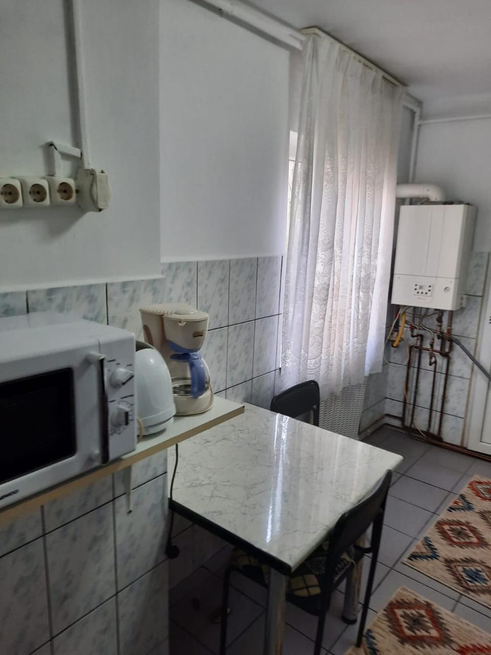 Coffee/tea facilities, Kitchen or kitchenette, Dining area, microwave