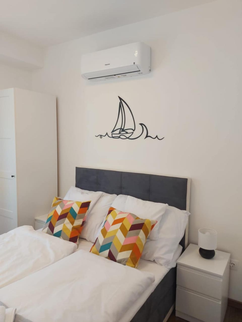 Bed, Bedroom, towels, air conditioner